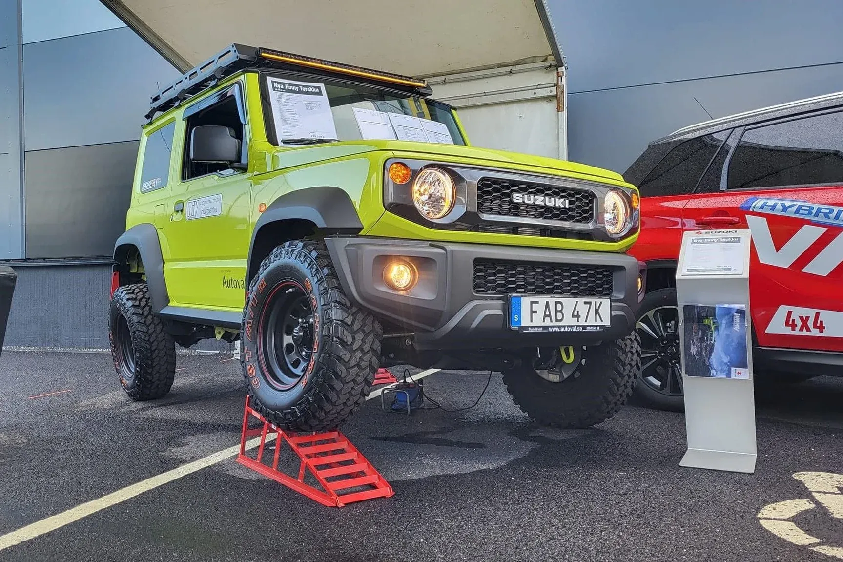 Suzuki Jimny med takräcke, extraljus och terrängdäck, ombyggd av Autoval
