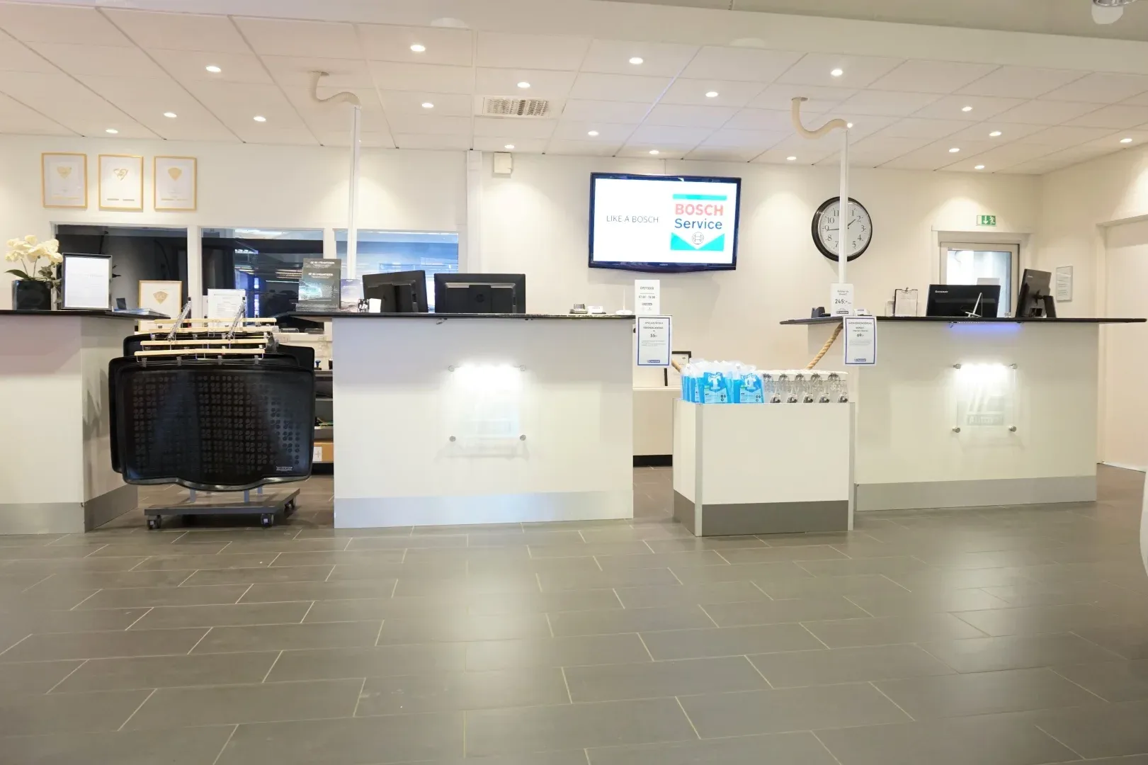 Kundmottagningen hos Autoval med Bosch Car Service-skylt